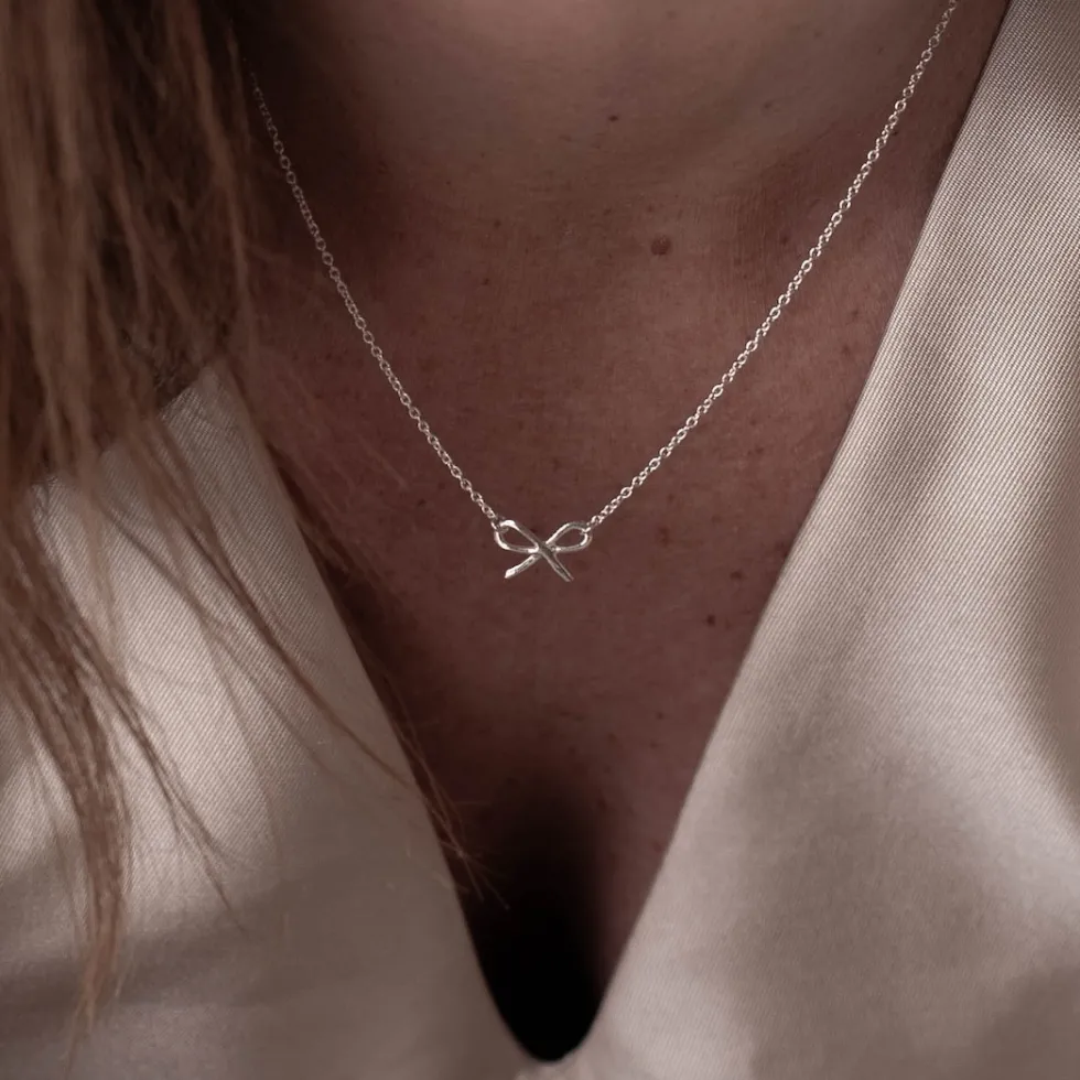 silverhalsband_liten_rose_2.webp Best Faith Silverhalsband liten rosett