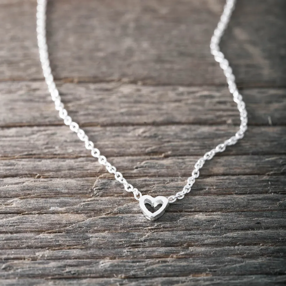 silverhalsband_minihjrta_0.webp Outlet Faith Silverhalsband minihjärta