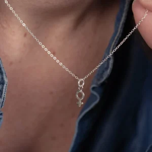 Best Faith Silverhalsband minikvinnotecken