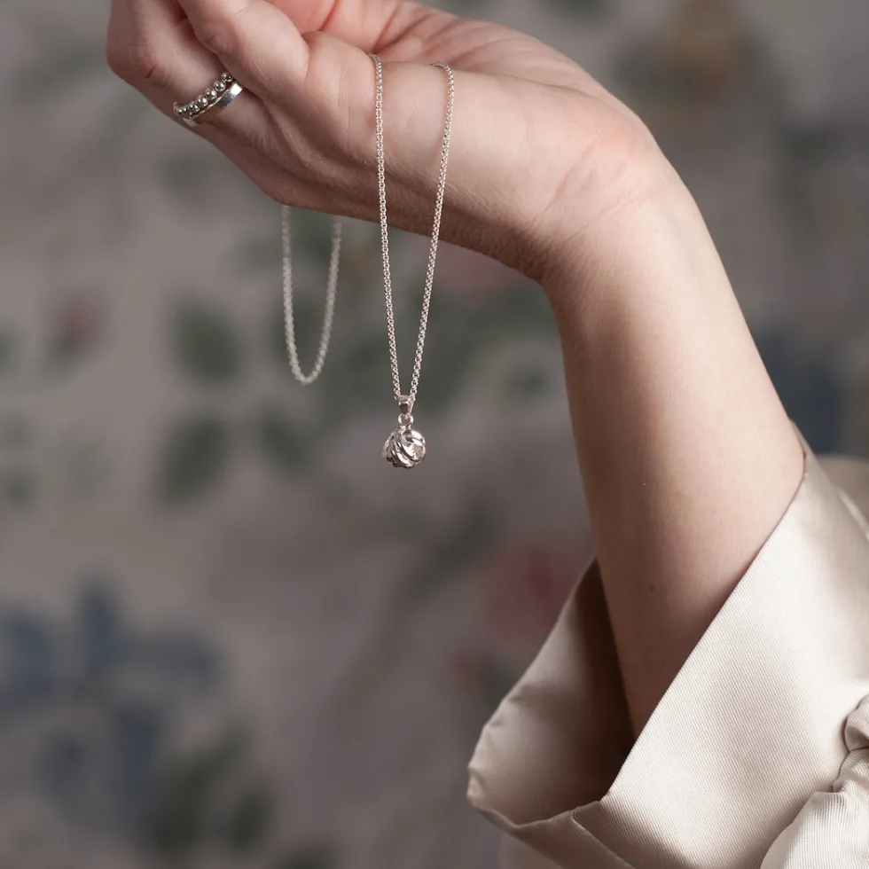 silverhalsband_rund_krlek_1.webp Fashion Faith Silverhalsband rund kärleksknut