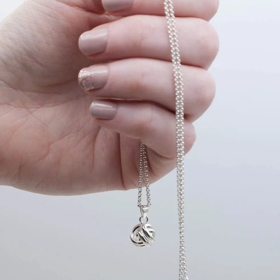 silverhalsband_rund_krlek_2.webp Fashion Faith Silverhalsband rund kärleksknut