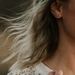 Discount Faith Silverörhängen ear climber kulor