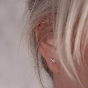 Discount Faith Silverörhängen små infinity