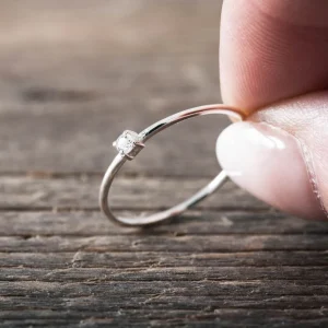 Discount Faith Silverring supertunn m kloinfattad C/Z sten