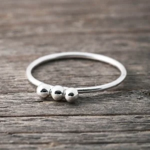 Online Faith Silverring tunn med tre kulor